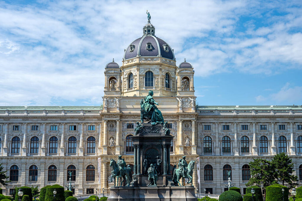Het Natuurhistorisch Museum met Maria-Theresa-standbeeld in Wenen, Oostenrijk - Foto, afbeelding