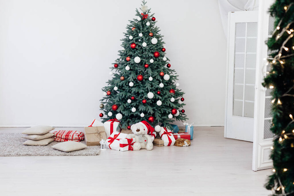 Weihnachten blau Kiefer mit Geschenken Interieur weißes Zimmer Neujahr Winterurlaub - Foto, Bild
