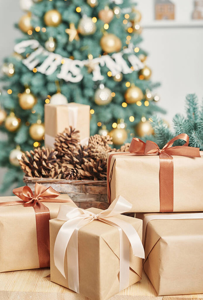 Dárkové krabice vánoční strom pozadí. Luxusní novoroční dárek. Veselé Vánoce pozadí s dárkovou krabicí. Vánoční oslava. Zimní prázdniny. Vánoce se předvádějí. Šablona blahopřání. - Fotografie, Obrázek