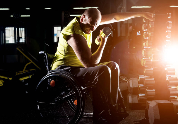 Disabled man training in the gym of rehabilitation center - Fotoğraf, Görsel