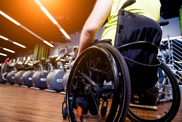 Disabled man training in the gym of rehabilitation center - 写真・画像