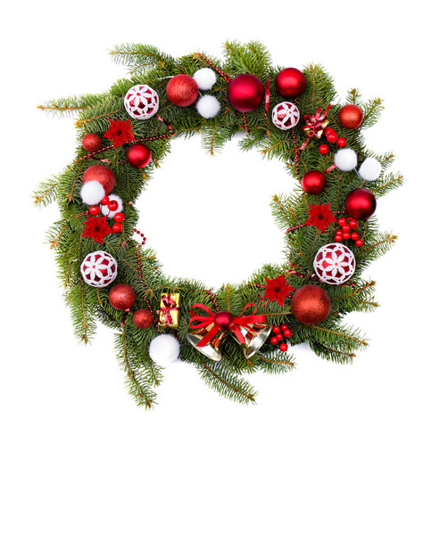 Noel süsü. Noel ağacı çelengi, kırmızı toplar, zil, hediye kutusu beyaz arka planda mesaj için yer var. - Fotoğraf, Görsel