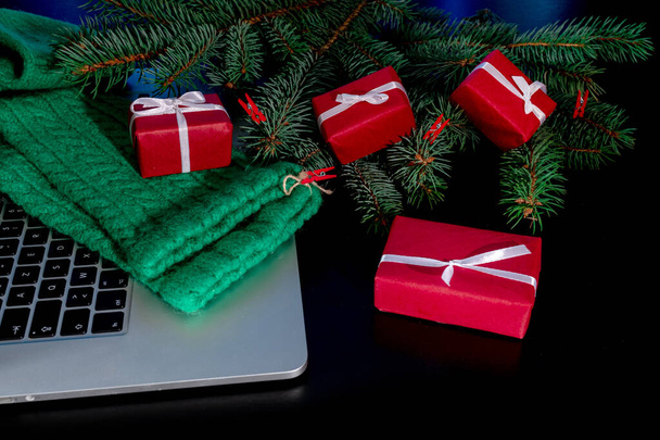 Kannettava tietokone, Red Gift laatikot ja joulukuusi mustalla taustalla valot. - Valokuva, kuva
