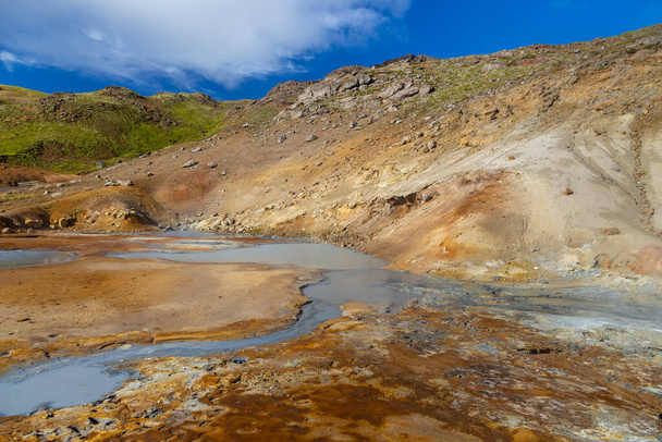 Геотермальна зона, гаряча пара, соліфатари і гарячі сірі грязьові казани. Крістік, західна Ісландія. Reykjanesfolkvangur Peninsula. - Фото, зображення