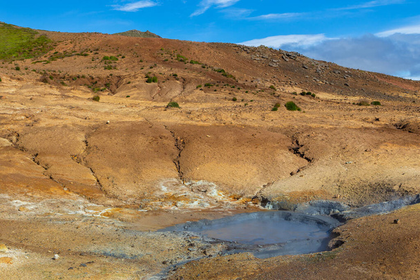 Geotermikus terület, forró gőz, szolfatárák és forró szürke iszapüstök. Krisuvik, Nyugat-Izland. Reykjanesfolkvangur-félsziget. - Fotó, kép