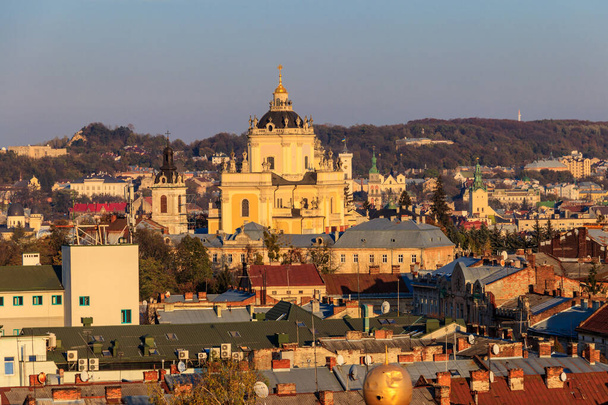 Letecký pohled na katedrálu sv. Jiří a staré město Lvov na Ukrajině. Lvovské město. Pohled ze zvonice kostela Sts. Olha a Elizabeth - Fotografie, Obrázek