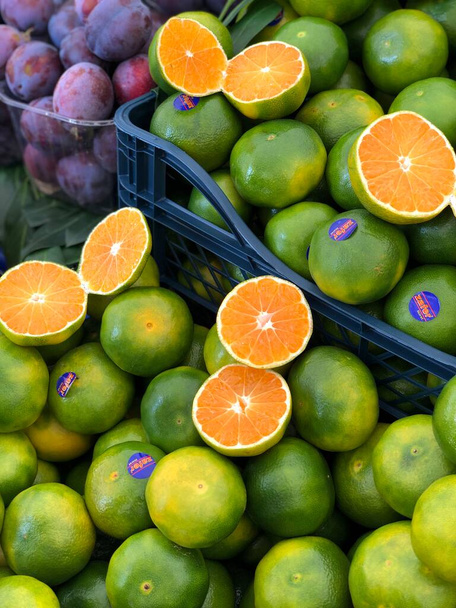 Surowe limonki i figi w koszyku, pionowe - Zdjęcie, obraz