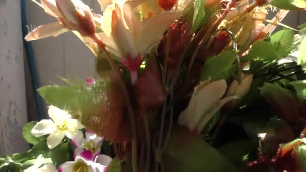 Színes mesterséges virágok a teraszon kert jó fény körül - Felvétel, videó