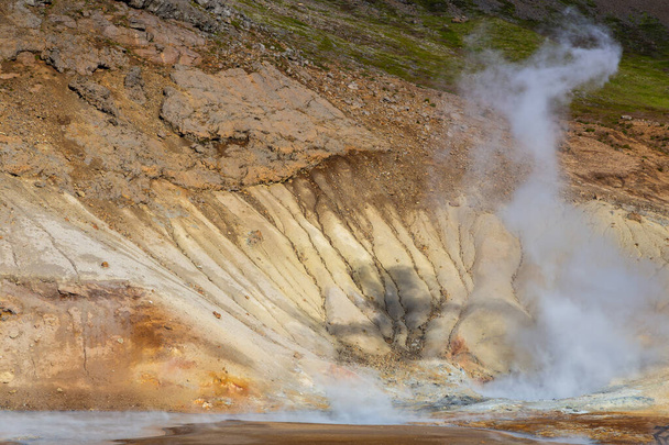 Área geotérmica, vapor quente, solfataras e caldeirões de lama cinza quente. Krisuvik, oeste da Islândia. Península de Reykjanesfolkvangur. - Foto, Imagem