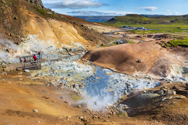 Jeotermal alan, sıcak buhar, solfataralar ve sıcak gri çamur kazanlar. Krisuvik, Batı İzlanda. Reykjanesfolkvangur Yarımadası. - Fotoğraf, Görsel