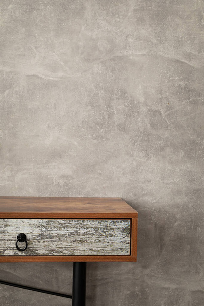 Holztisch in der Nähe von grauen Wand Hintergrund Textur Oberfläche - Foto, Bild