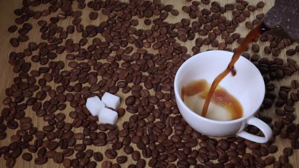 El café caliente se vierte en una taza de una cafetera - Metraje, vídeo