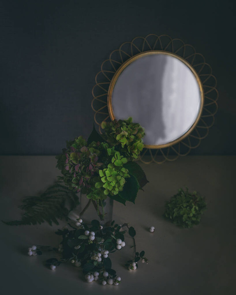 ορτανσία λουλούδια στο τραπέζι με έναν καθρέφτη - Φωτογραφία, εικόνα