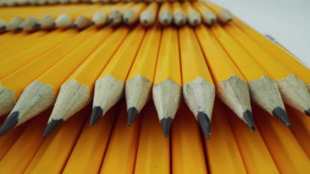 Les crayons jaunes s'étendent les uns sur les autres en rangs pairs. Macro 24 mm lentille Laowa. - Séquence, vidéo