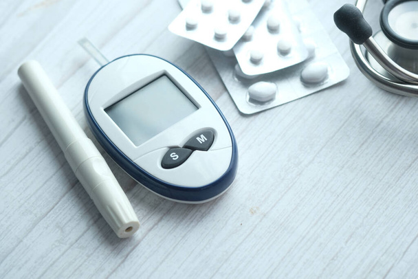Close-up de ferramentas de medição diabéticos e pílulas em fundo de cor  - Foto, Imagem