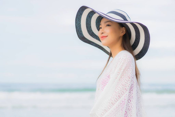 Portret piękna młoda azjatycka kobieta relaks uśmiech wokół plaży morze ocean w wakacje podróży podróży - Zdjęcie, obraz