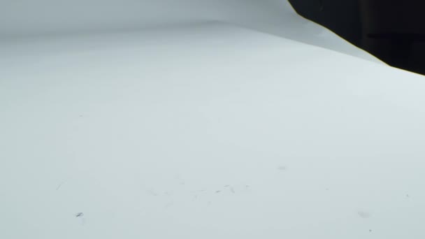 Gele potloden vallen in slow motion op een witte tafel. 4K-resolutie - Video