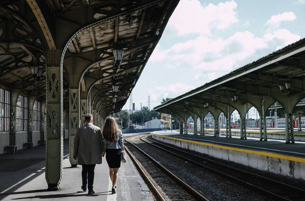en couple amoureux - le gars en manteau vintage fille dans une veste en cuir gris - une promenade sur la gare de Vitebsk à Saint-Pétersbourg, heureux et câlin - Photo, image