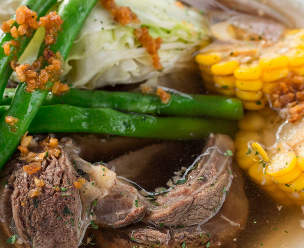 Говядина Булало, популярное блюдо из говяжьего супа с Филиппин. Крупный план ингредиентов - говядина, фасоль, кукуруза и капуста. - Фото, изображение