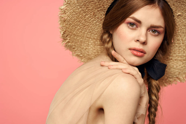 Muotokuva tyttö olki hattu vaaleanpunainen tausta tunteita lähikuva kaunis kasvot malli pigtails - Valokuva, kuva