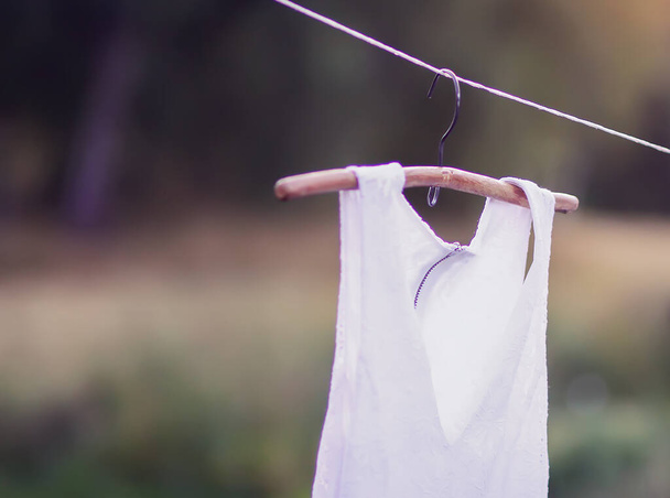 Povlečení šaty visí na ramínku venku v letní den - Fotografie, Obrázek