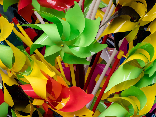 Rainbow colored pinwheels toys. Pinwheel background - Foto, afbeelding