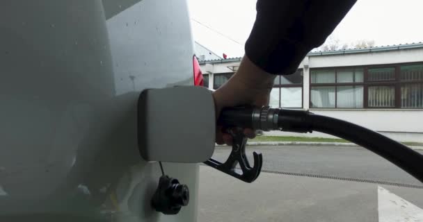 Betanken eines Autos an einer Tankstelle. Handhaltung und Aufzeichnung des Vorgangs. - Filmmaterial, Video