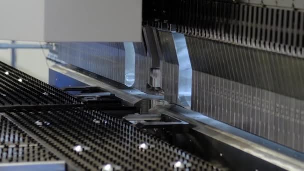 Dobladora hidráulica automática que trabaja con chapa metálica en fábrica - Metraje, vídeo