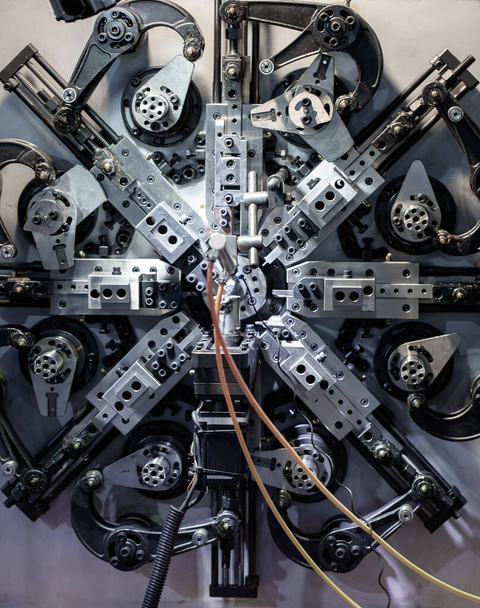 Αυτόματη CNC μηχανή περιέλιξης άνοιξη. Βιομηχανικά μηχανήματα - Φωτογραφία, εικόνα