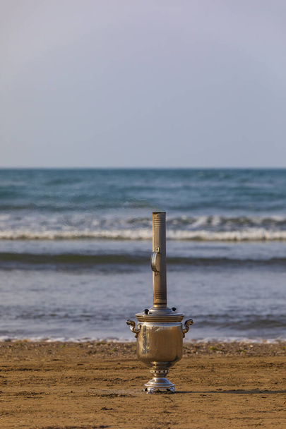 Samovar de pie en la costa del mar en verano - Foto, imagen
