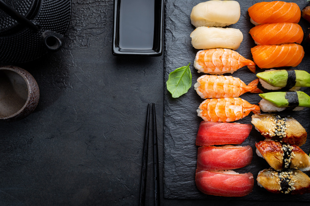 Set aus Sushi und Maki - Foto, Bild