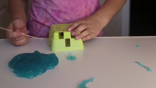 Otto anni ragazza gioca con melma caramelle intrattenimento popolare tra i bambini - Filmati, video