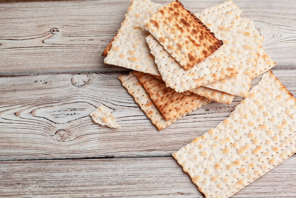 matzo flatbread for Jewish high holiday celebrations on the table - Foto, Imagem