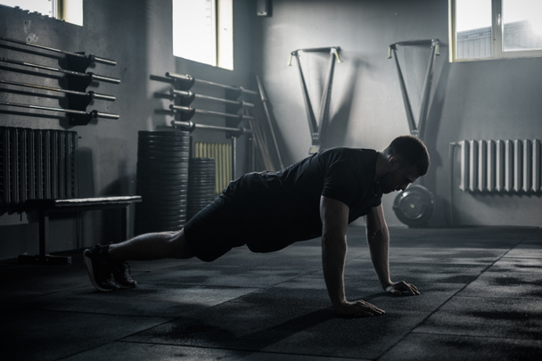 Male Do Plank Exercises at Gym . - 写真・画像