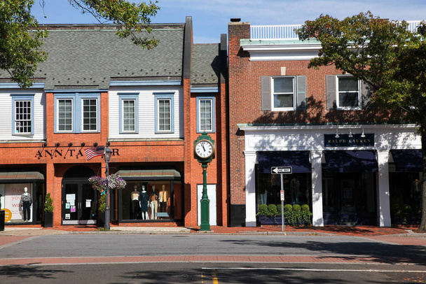 NEW CANAAN, CT, USA - OCTOBER 4, 2020: Downtown in nice day with store fronts  Ann Taylor and Ralph Lauren on Elm Street - Foto, Imagem