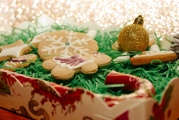 Świąteczny prezent. symbol świątecznych herbatników imbirowych w pudełku z prezentami. - Zdjęcie, obraz