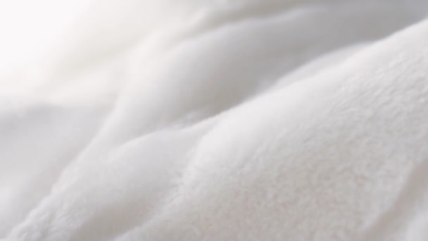 Beyaz tüylü kürk deseni, sıcak kış giysileri, lüks tekstil ve kumaş arka plan sallanıyor ve hareket ediyor. - Video, Çekim