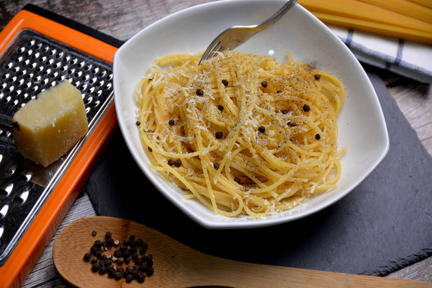 pâtes spaghetti fromage et poivre classique plat italien traditionnel - Photo, image