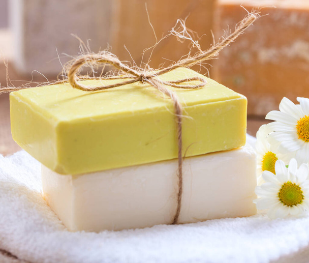 Ev yapımı papatya sabunu. Beyaz ve sarı el yapımı sabunluklar yakın çekim görüntüsü. Doğal sağlıklı bitkisel kozmetik - Fotoğraf, Görsel