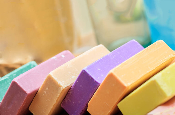 Domowej roboty mydła. Różnorodność kolorowe ręcznie robione bary mydlane widok z bliska. Naturalne ziołowe produkty kosmetyczne - Zdjęcie, obraz