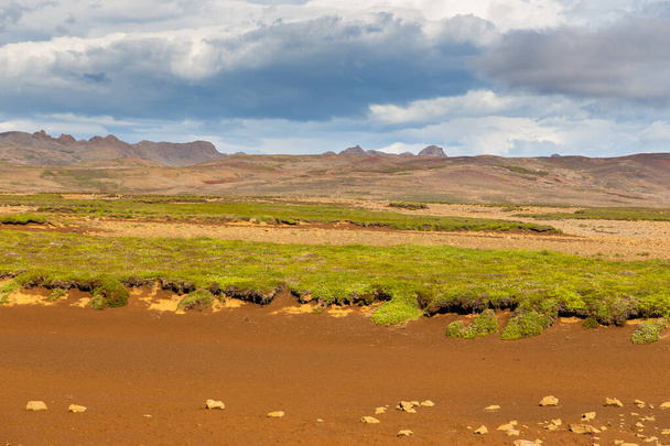 Cestujte na Island. Krásná islandská krajina s horami, oblohou a mraky. Západní Island. Poloostrov Reykjanesfolkvangur. - Fotografie, Obrázek