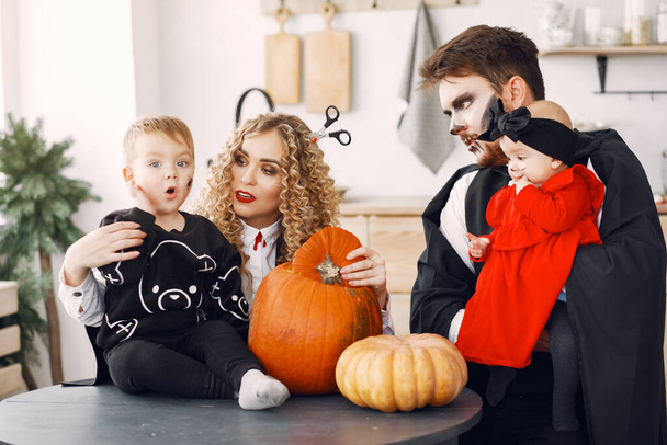 Familie in kostuums klaar voor Halloween thuis - Foto, afbeelding