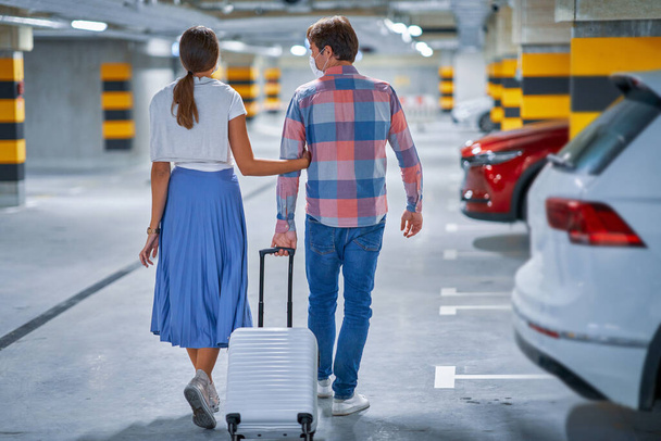 Couple de touristes dans le parking de l'aéroport souterrain - Photo, image