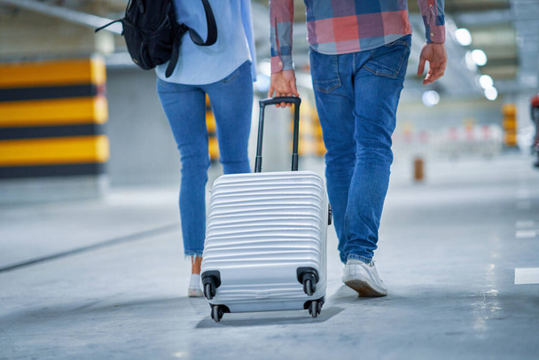 Touristenpaar in Flughafen-Tiefgarage - Foto, Bild