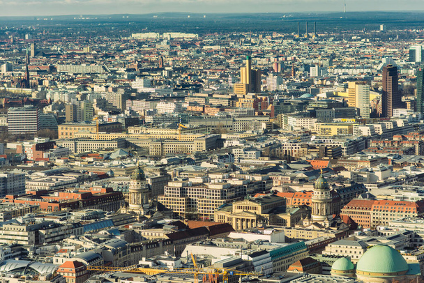 Berlín / Alemania - 1 de marzo de 2017: Paisaje urbano de Berlín, vista desde la torre de televisión Berliner Fernsehturm - Foto, imagen