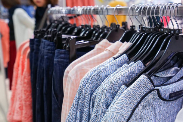 primer plano de la ropa colgando en el centro comercial - Foto, Imagen