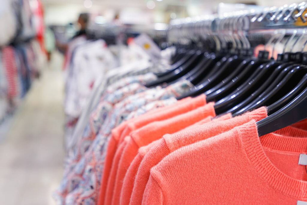κοντινό πλάνο των ρούχων που κρέμονται στο εμπορικό κέντρο - Φωτογραφία, εικόνα