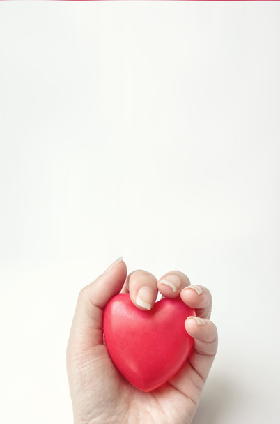 Ręka na czerwone serce. Koncepcja CSR, Światowy Dzień Serca, Światowy Dzień Zdrowia, Narodowy Dzień Dawcy Organów - Zdjęcie, obraz
