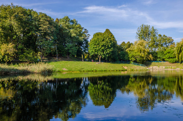 Stadtpark an einem warmen und sonnigen Tag während der Herbstsaison. Landschaft erfüllt von Sonnenlicht - Foto, Bild
