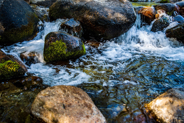 stromend water in rotsachtige beek in de oostelijke Sierra Nevada bergen van Californië - Foto, afbeelding